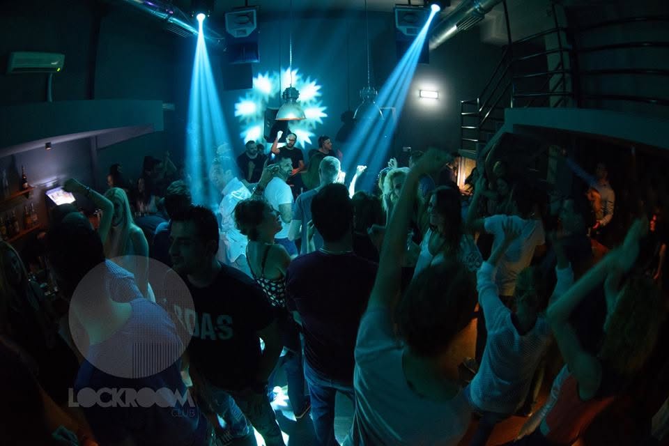 Κόσμος στην πίστα του LockRoom με μπλε φωτισμό